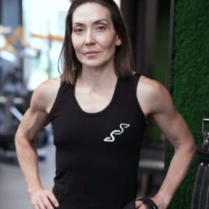 Жена с черен потник Strong by Science, изглед отпред